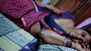 Indian housewife Priya reveals her milky white breasts and belly button
