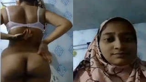 Cute Indian girl flaunts her butt in a steamy video