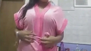 Indian beauty satisfies herself with her hands in arousing clip