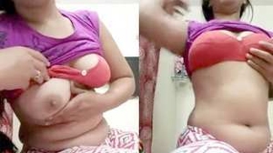 Desi bhabi flaunts her nice boobs in a steamy video