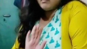 Attractive and curvy Desi bhabhiji