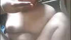 Indian housewife pleasures herself on camera