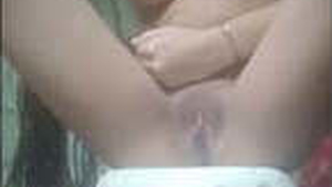 Indian college student pleasures himself with fingers in steamy video