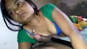Indian housewife's seductive videos are updated regularly