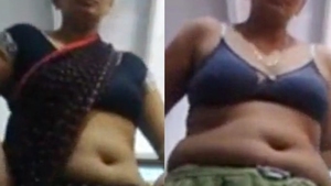 Desi auntie reveals her big navel and mature body