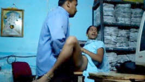 Matured Desi bhabhi gets fucked in the office