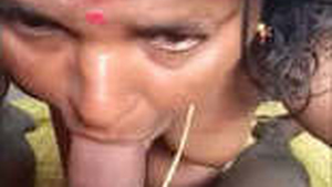 Desi mature bhabhi gives a blowjob in this video