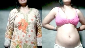 Desi bhabi records her naked undress in a sexy video
