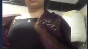 Cute Desi wife shows off her beauty in a steamy video