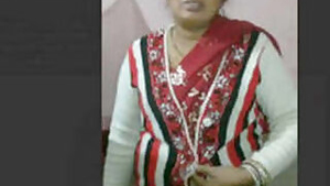Desi Bhabhi is ready to show that body and orgasm