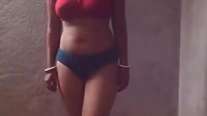 aunty stripping her green red saree and exposing her awesome figure!