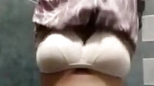 Desi XXX belle strips to boast of her natural curves in the shower