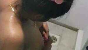 Desi indian girl bath spying