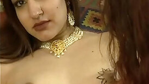 Arabian Babe Having Her Funn