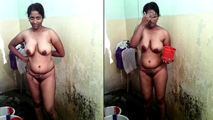 Sultry auntie records herself while taking a bath for her spouse