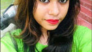 Indian girl reveals her body in nude selfies