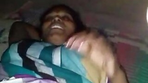 Desi aunty is perfect pulling sari up so man wants to make sex video
