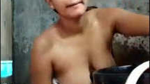 Desi bhabhi takes a sensual bath
