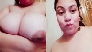 Curvy Bangla bhabhi flaunts her big tits in steamy video