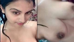 Hot Indian babe shows off her nude body in selfie video