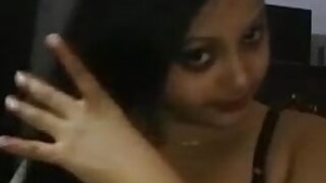 Meri didi apni chuchi nikal k bra s baal bante hue