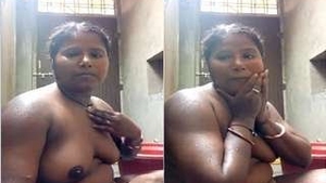 Indian girl films herself in the shower for her partner