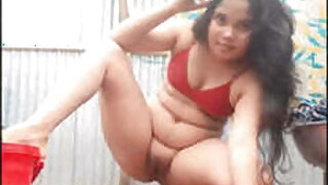 Desi Indian babe showing her chubby body on camera