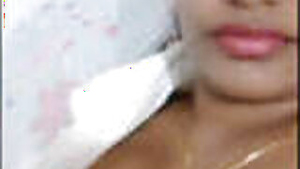 Sexy Desi Girl Showing her Boobs on Video Call