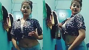 Instagram star flaunts her curvy belly in tie-dye shirt and knotted pants