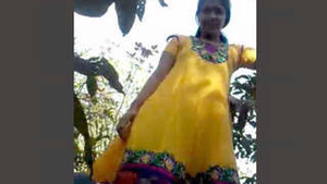 Desi couple enjoys forest sex with audio in HD video