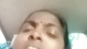 Desi MILF showing her masturbation prowess in a hot vid