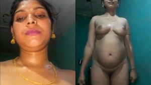 Bhabhi from India takes nude selfies for MMC