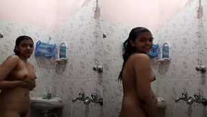 Amateur desi girl records a bathing video for her lover