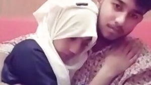 Cute Desi gf Kissing And Smooching Look At her expressions